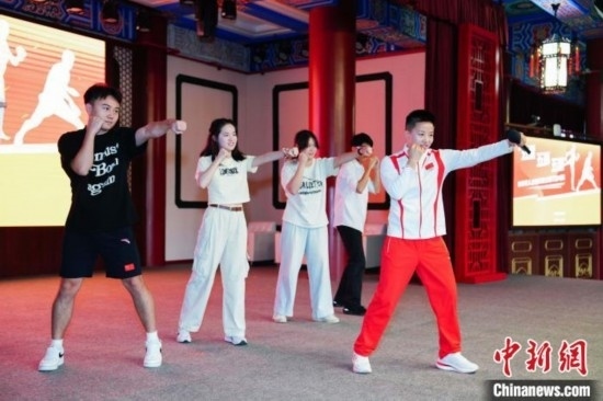 巴黎奧運(yùn)會(huì)拳擊冠軍吳愉現(xiàn)場(chǎng)教學(xué)。上海市港澳辦供圖