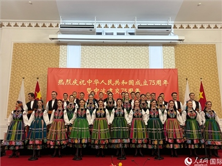 波蘭馬佐夫舍歌舞團(tuán)現(xiàn)場(chǎng)演出。人民網(wǎng)記者 禹麗敏攝