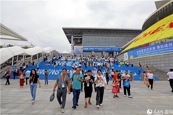 第二十一屆東博會(huì)展館外，參觀者步行離場(chǎng)。人民網(wǎng)記者趙益普攝