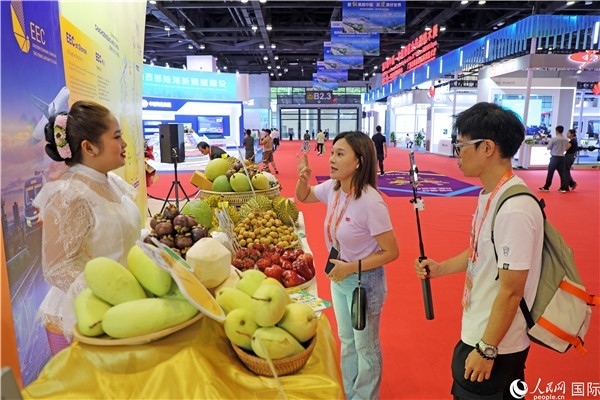 在東博會(huì)泰國展區(qū)，參觀者在向泰方工作人員了解泰國水果情況。人民網(wǎng)記者趙益普攝