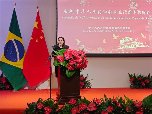 伯南布哥州州長(zhǎng)代表、科技廳長(zhǎng)維達(dá)爾在招待會(huì)上致辭。 中國(guó)駐累西腓總領(lǐng)館供圖