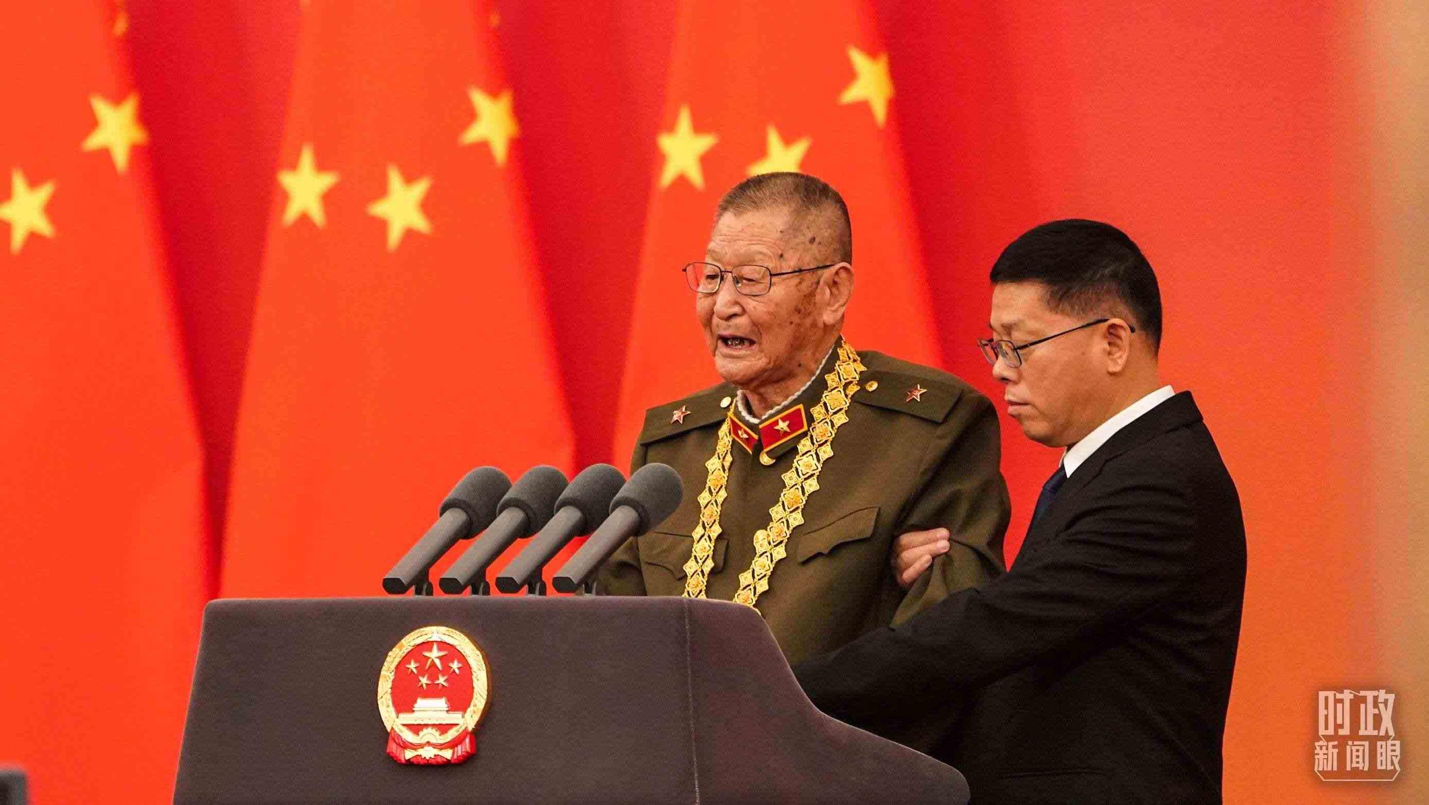 “共和國(guó)勛章”獲得者黃宗德在頒授儀式上發(fā)言。（總臺(tái)記者李晉拍攝）