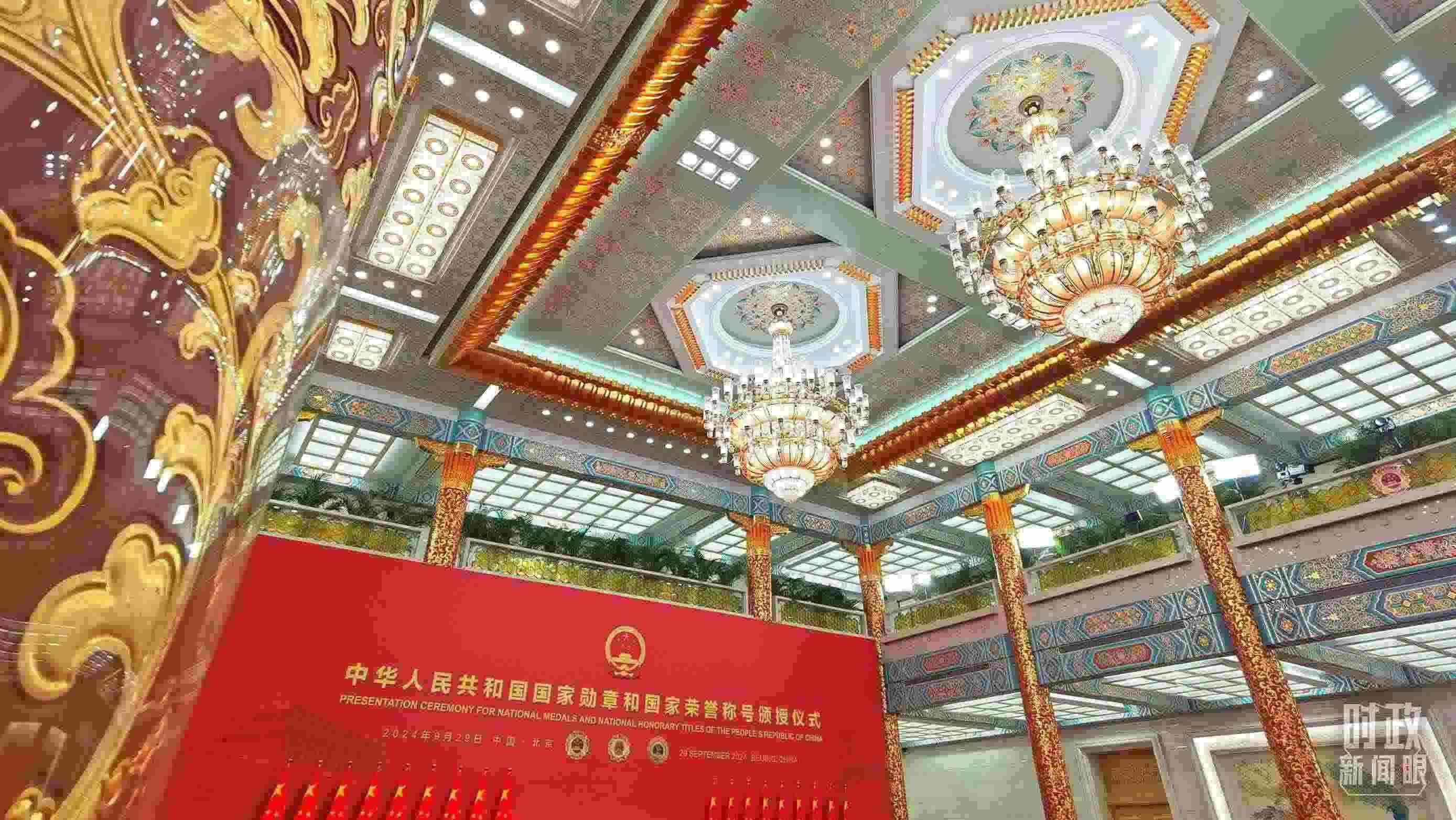 人民大會(huì)堂金色大廳燈光璀璨。（總臺(tái)央視記者郭鴻拍攝）