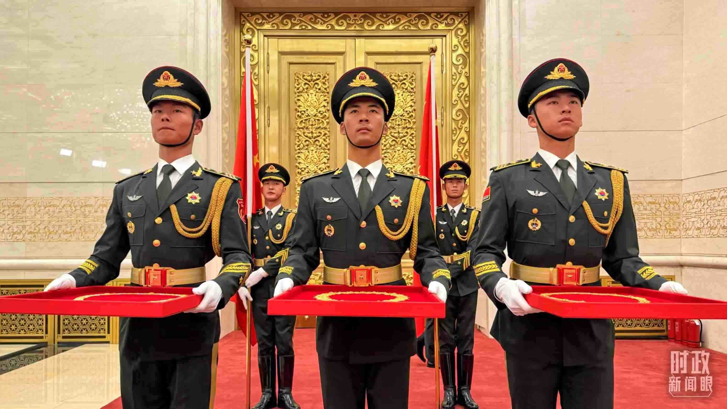 禮兵手捧共和國(guó)勛章、友誼勛章和國(guó)家榮譽(yù)稱號(hào)獎(jiǎng)?wù)?。（總臺(tái)央視記者李增仁拍攝）