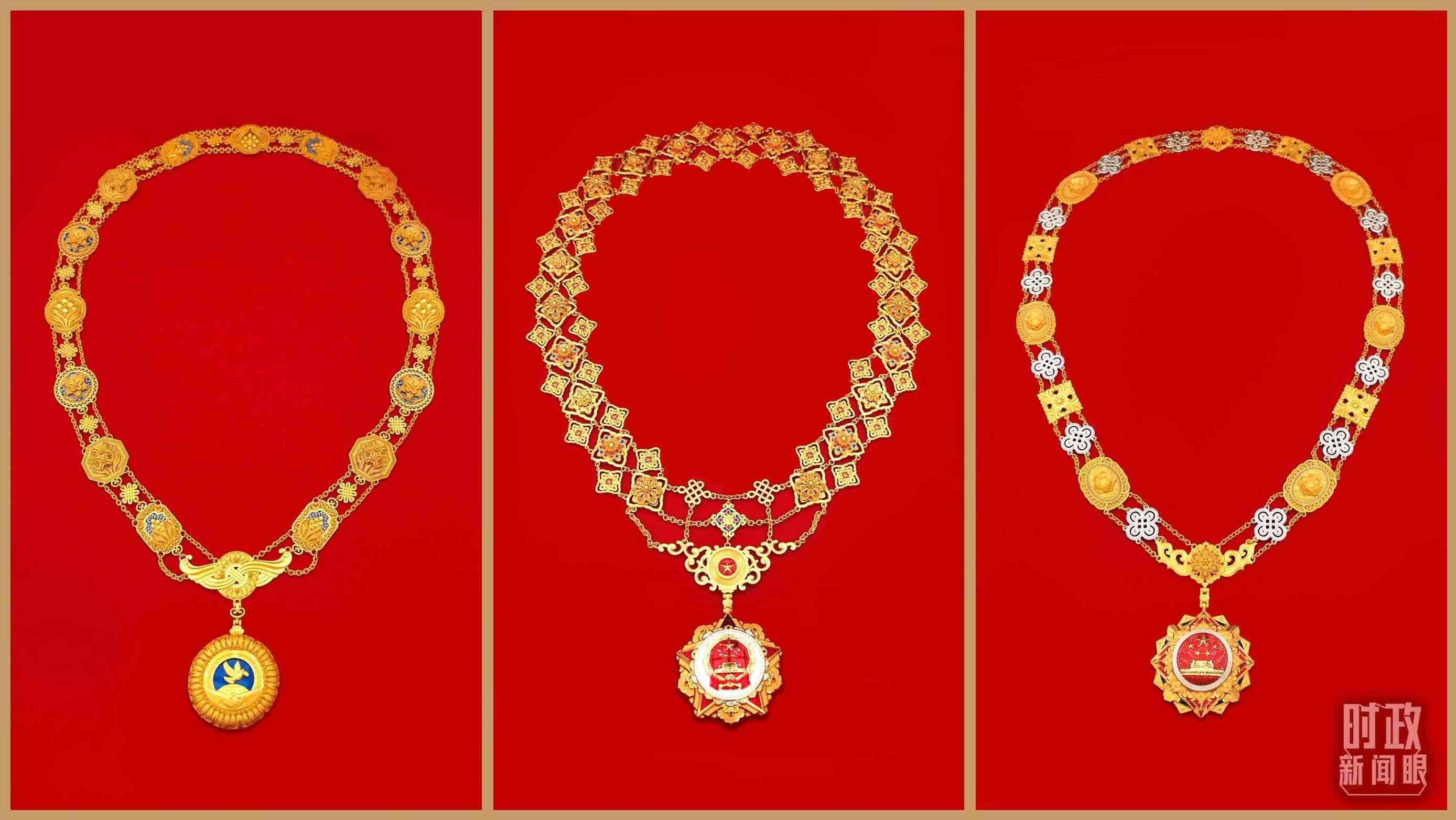 “共和國(guó)勛章”（中）、“友誼勛章”（左）和國(guó)家榮譽(yù)稱號(hào)獎(jiǎng)?wù)拢ㄓ遥?。（總臺(tái)央視記者郭鴻、鄂介甫拍攝）