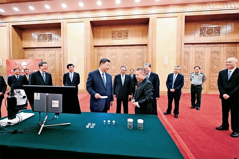 2024年9月23日，黨和國家領(lǐng)導(dǎo)人習(xí)近平、李強(qiáng)、趙樂際、王滬寧、蔡奇、丁薛祥、李希等在人民大會(huì)堂接見探月工程嫦娥六號(hào)任務(wù)參研參試人員代表并參觀月球樣品和探月工程成果展覽。這是習(xí)近平等參觀月球樣品和探月工程成果展覽。 新華社記者 謝環(huán)馳/攝