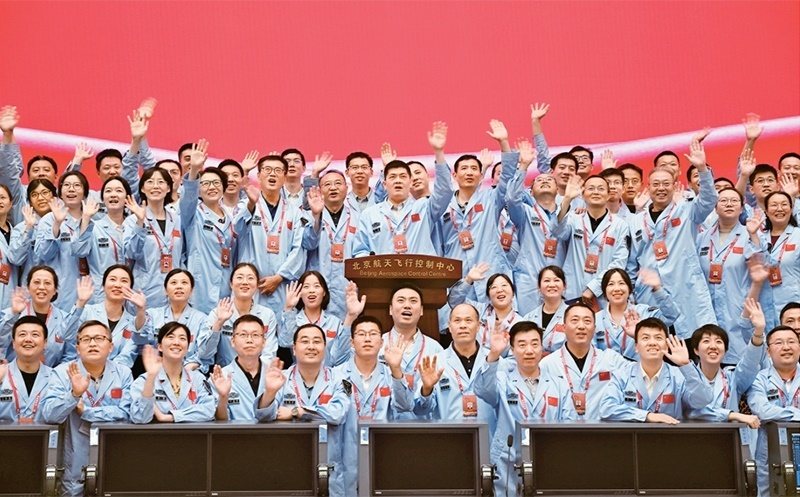 嫦娥六號完成了人類歷史上首次月球背面采樣，突破了多項關(guān)鍵技術(shù)，是我國建設(shè)航天強(qiáng)國、科技強(qiáng)國取得的又一標(biāo)志性成果，是我國探月工程的重要里程碑。圖為2024年6月25日，嫦娥六號任務(wù)圓滿成功后，工作人員在北京航天飛行控制中心合影。 新華社記者 金良快/攝