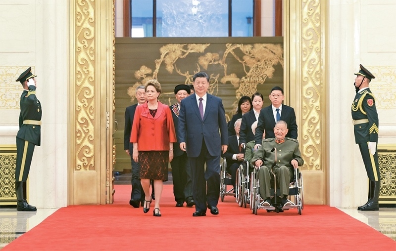 2024年9月29日，中華人民共和國國家勛章和國家榮譽(yù)稱號(hào)頒授儀式在北京人民大會(huì)堂金色大廳隆重舉行。中共中央總書記、國家主席、中央軍委主席習(xí)近平同國家勛章和國家榮譽(yù)稱號(hào)獲得者一同步入會(huì)場(chǎng)。 新華社記者 王曄/攝