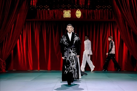 9月28日，模特在法國巴黎舉行的“2024巴黎·恭王府服飾秀”上展示服裝（主辦方供圖）