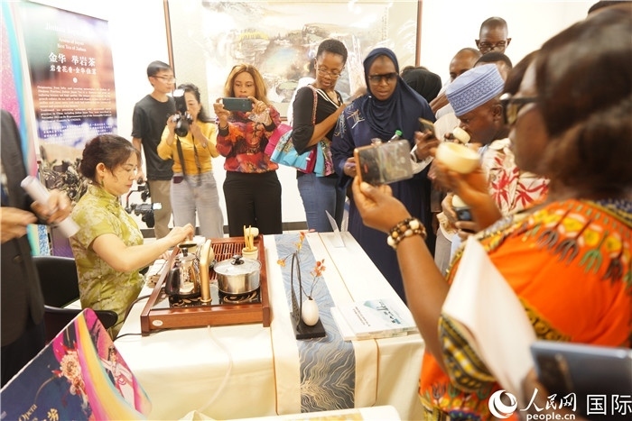 觀眾品嘗金華舉巖茶。人民網(wǎng)記者 姜宣攝