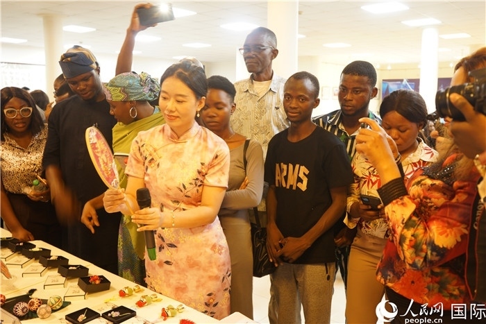 向尼日利亞觀眾介紹中國(guó)刺繡。人民網(wǎng)記者 姜宣攝