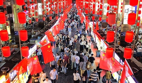 國(guó)慶臨近，河南省洛陽(yáng)市老城歷史文化街區(qū)裝扮一新，國(guó)旗招展，處處洋溢著濃厚的國(guó)慶節(jié)日氛圍。來(lái)源：人民圖片網(wǎng)