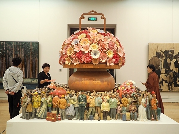 2024年9月28日，觀眾在中國(guó)美術(shù)館參觀“慶祝中華人民共和國(guó)成立75周年——第十四屆全國(guó)美術(shù)作品展覽進(jìn)京作品展”。杜建坡攝。來(lái)源：人民圖片網(wǎng)