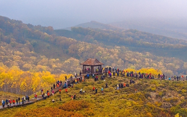 2024年9月27日，內(nèi)蒙古自治區(qū)赤峰市克什克騰旗烏蘭布統(tǒng)景區(qū)層林盡染，游人如織，風(fēng)光如畫。來(lái)源：人民圖片網(wǎng)