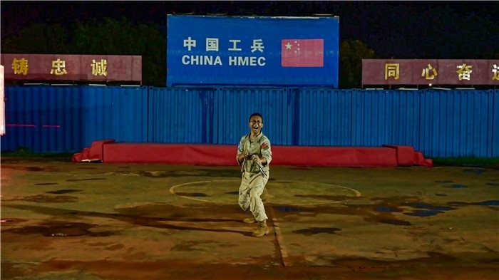 官兵帶來(lái)精彩的雙節(jié)棍表演。馬騫攝