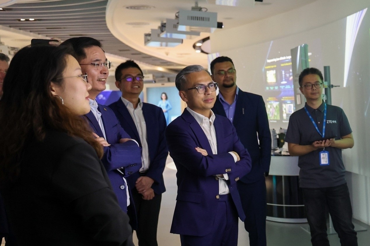 馬來西亞通訊部長法米·法茲（右三）在華訪問中國知名通信企業(yè)。（照片由馬來西亞通訊部提供） (1)
