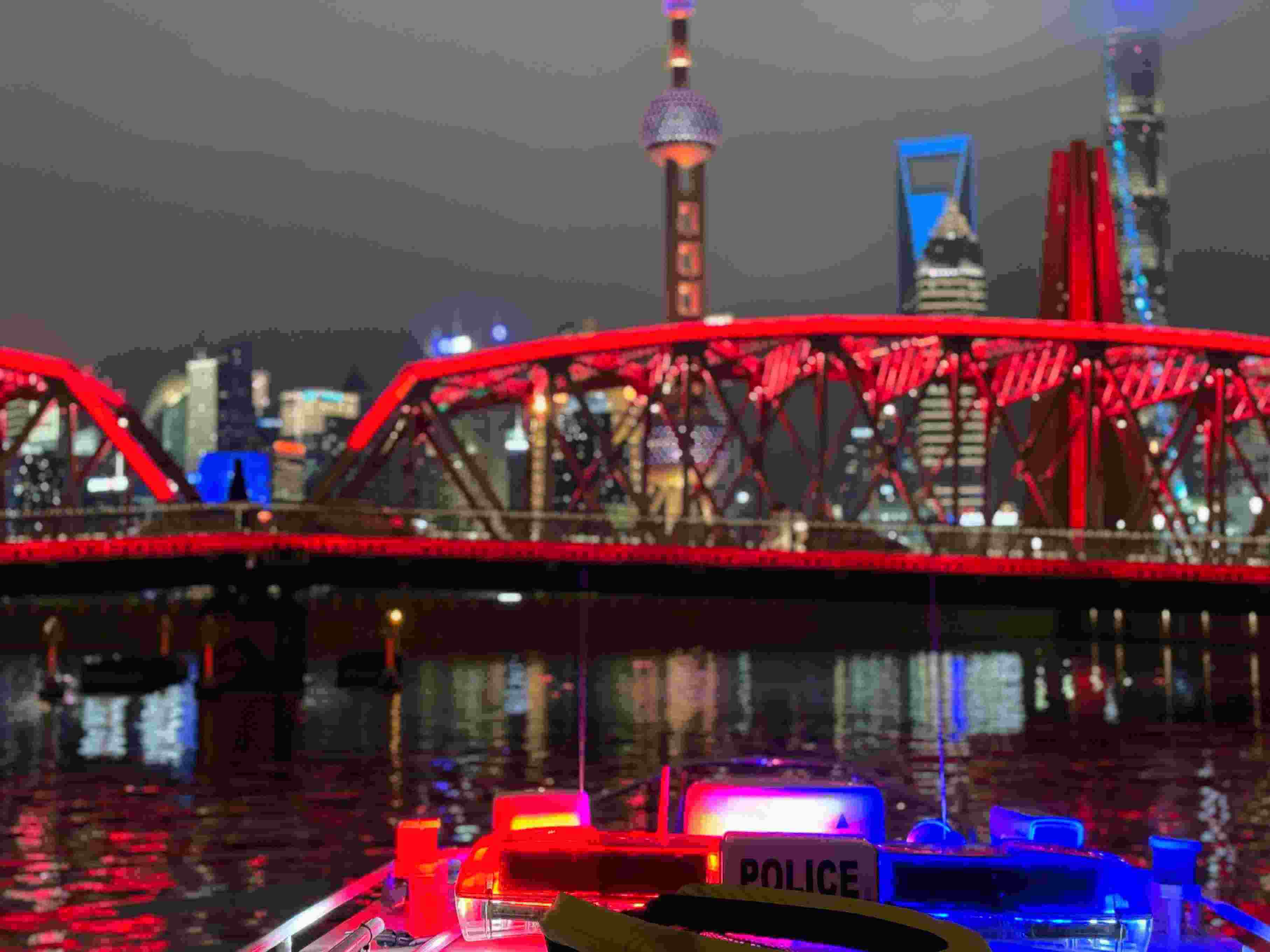 公安艇夜間巡邏。人民網(wǎng)記者 郝萍攝