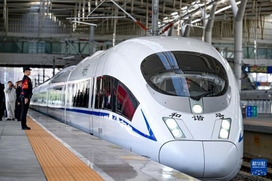 10月1日，由銀川開往惠農的C8218次列車從銀川站駛出。