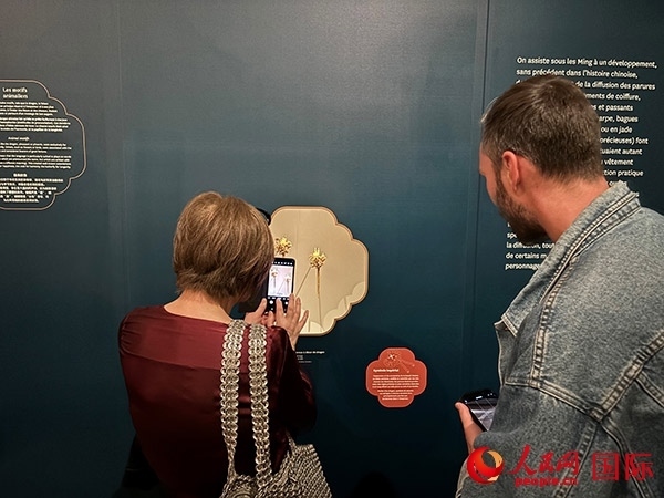  法國觀眾在展區(qū)拍照留念。人民網(wǎng)記者 于超凡攝