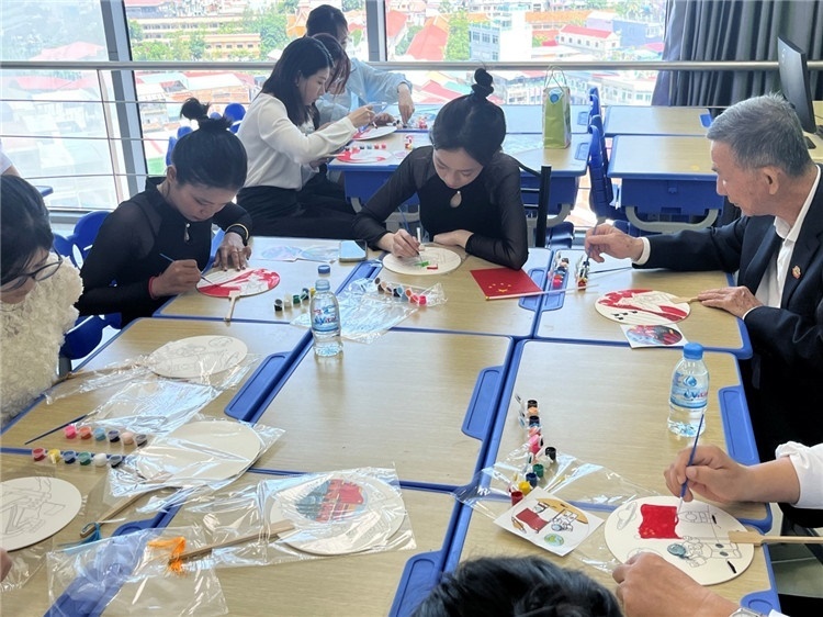 觀眾們在體驗畫扇。Sem Sophea攝