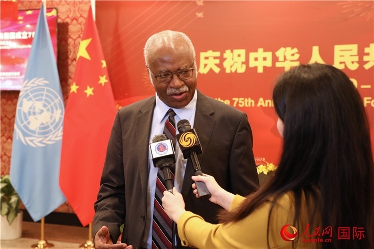 聯(lián)大主席菲勒蒙在招待會(huì)現(xiàn)場接受媒體采訪，他向中國政府和人民致以節(jié)日祝賀，表示中國的發(fā)展成就令人驚嘆。人民網(wǎng)記者 李志偉攝