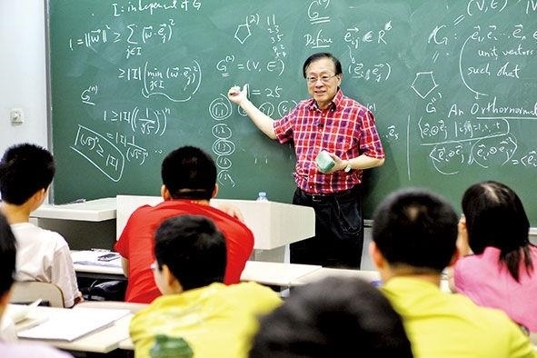 姚期智為清華大學(xué)學(xué)生授課。