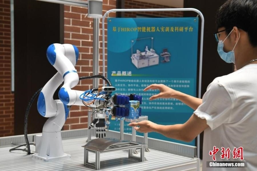  資料圖：高校為學(xué)生打造先進(jìn)科研平臺。中新社記者 陳楚紅 攝