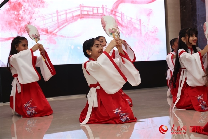 富查伊拉當(dāng)?shù)貙W(xué)校學(xué)生表演節(jié)目。人民網(wǎng)記者任皓宇攝