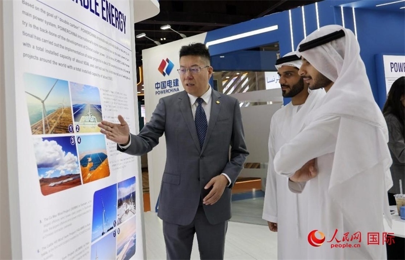 中國電建中東北非區(qū)域總部負(fù)責(zé)人向觀眾介紹公司承建的可再生能源項目。人民網(wǎng)記者 管克江攝