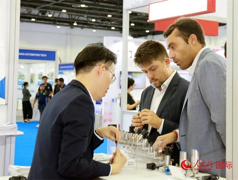 中外展商交流。人民網(wǎng)記者管克江攝