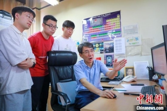 薛其坤在指導學生。 (受訪者供圖)