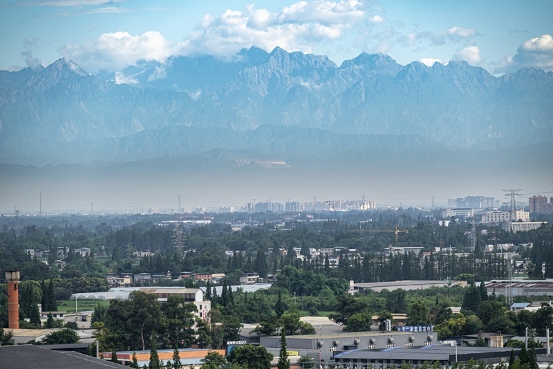 2024年7月1日，成都天氣晴好，遠(yuǎn)處雪山清晰可見。