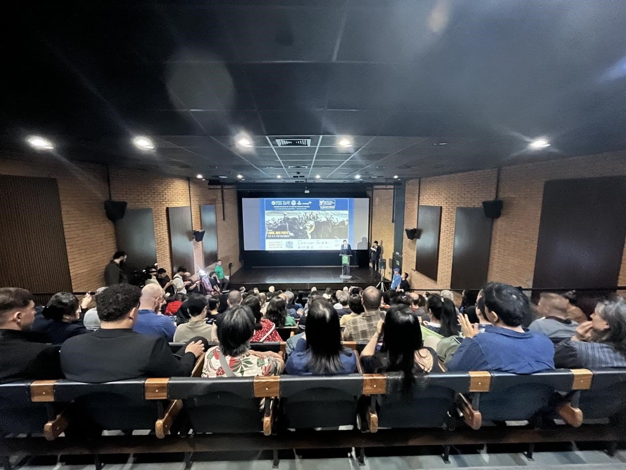 當(dāng)?shù)貢r間10月3日晚，由巴西圣保羅州立大學(xué)孔子學(xué)院舉辦的第九屆圣保羅中國電影展在圣保羅文化中心拉開帷幕。巴西圣保羅州立大學(xué)孔子學(xué)院供圖