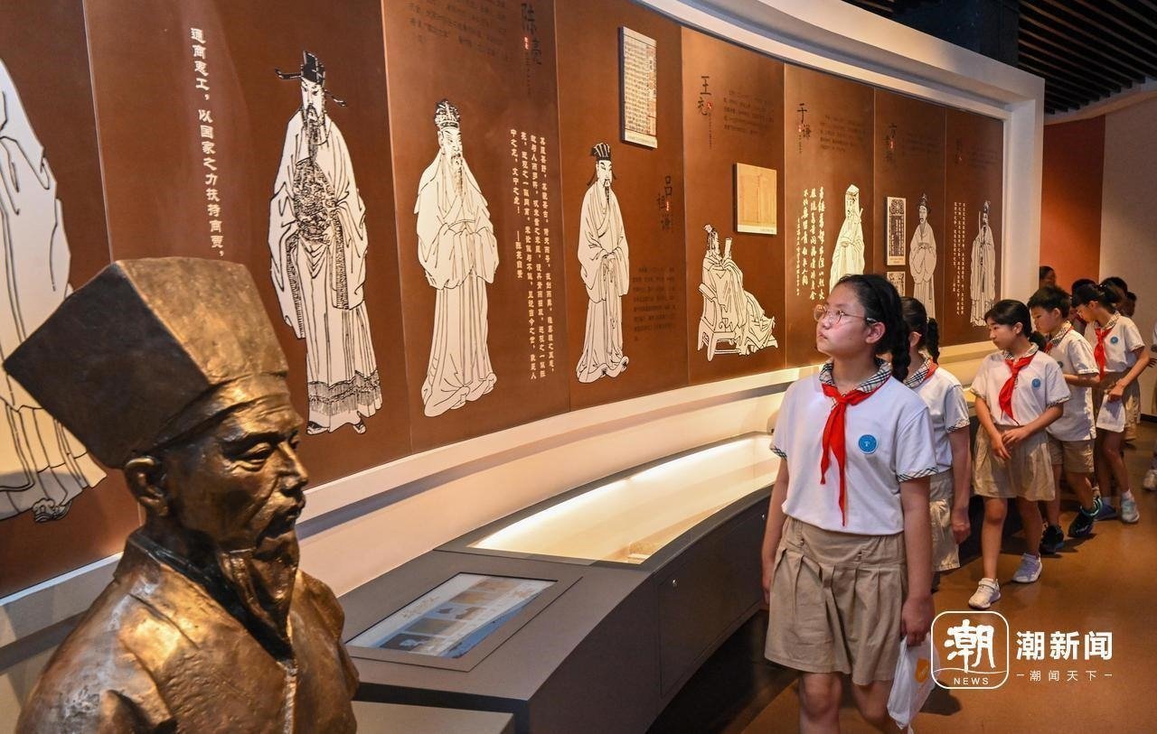 來自杭州市政苑小學(xué)的學(xué)生走進浙江省檔案館“大寫浙江人”展廳，近距離“觸摸”歷史、走進榜樣、聆聽故事，激發(fā)愛黨愛國愛家熱情。記者 董旭明 攝