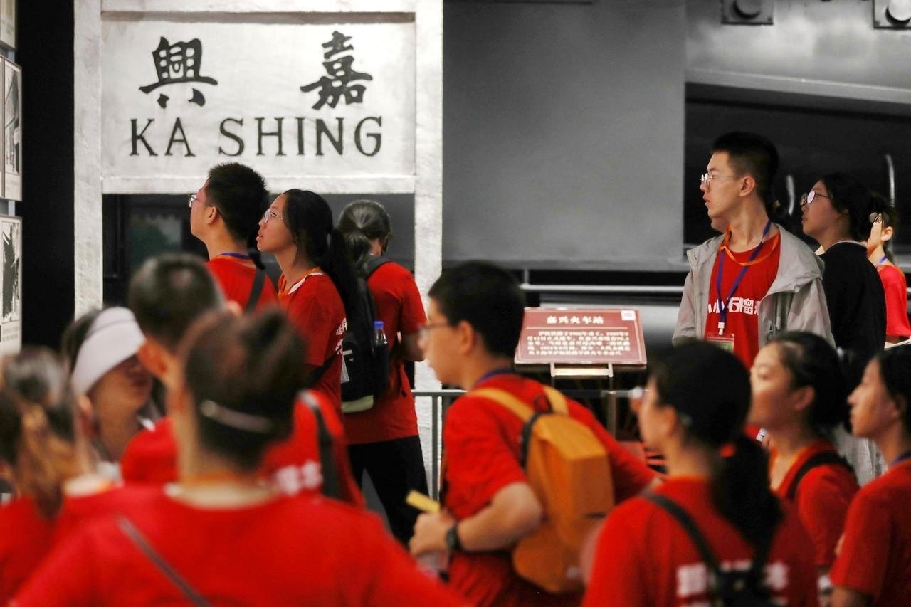 青少年參觀嘉興市南湖革命紀(jì)念館。拍友 金鵬 攝