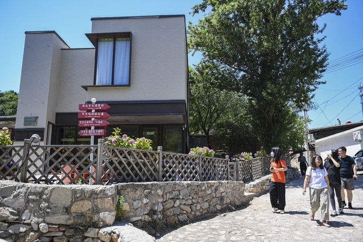 游客在北京延慶石峽村觀光（2024年6月1日攝）。新華社記者 陳鐘昊 攝