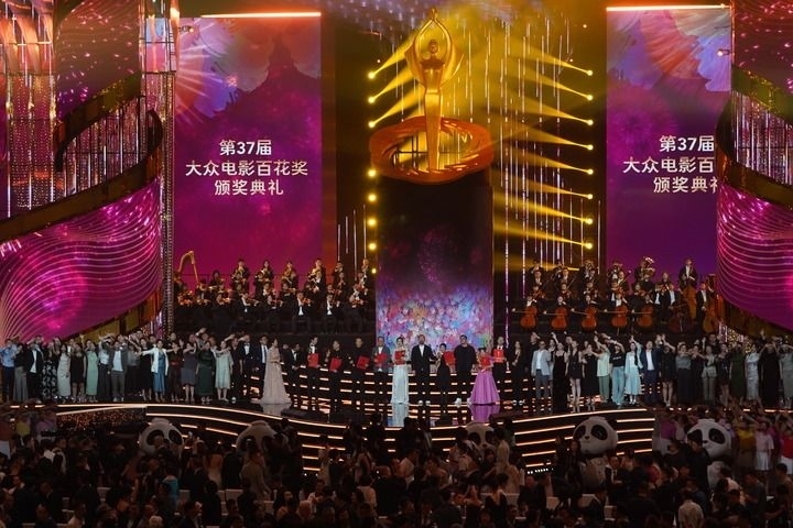 2024年8月4日，在四川成都，第37屆大眾電影百花獎(jiǎng)獲獎(jiǎng)?wù)吆痛蟊娫u審在舞臺上合影。新華社記者 唐文豪 攝