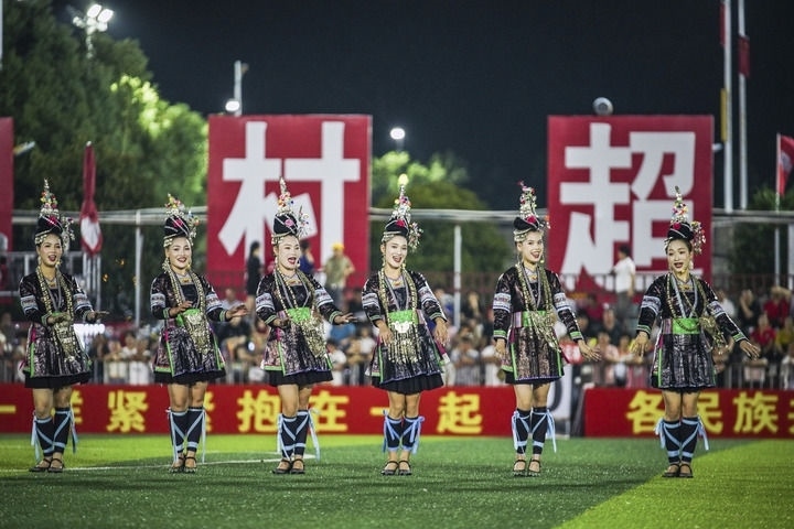 2024年9月28日，榕江縣侗族大歌隊(duì)的演員們在“村超”足球場上表演。當(dāng)日，“發(fā)現(xiàn)中國之美·相約貴州村超”國際友誼賽在貴州省黔東南苗族侗族自治州榕江縣的“村超”足球場舉行。新華社記者 陶亮 攝
