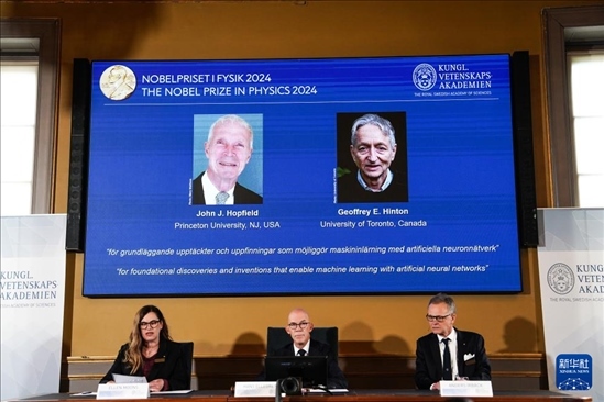 10月8日，在瑞典斯德哥爾摩舉行的2024年諾貝爾物理學(xué)獎(jiǎng)公布現(xiàn)場(chǎng)，屏幕顯示獎(jiǎng)項(xiàng)得主美國(guó)普林斯頓大學(xué)的約翰·霍普菲爾德和加拿大多倫多大學(xué)的杰弗里·欣頓。新華社記者 彭子洋 攝