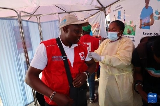 10月5日，在剛果（金）北基伍省首府戈馬市一座醫(yī)院內(nèi)，醫(yī)護(hù)人員為一名聯(lián)合國(guó)兒童基金會(huì)工作人員接種猴痘疫苗。新華社發(fā)（阿蘭·烏亞卡尼攝）