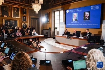 10月8日，在瑞典斯德哥爾摩舉行的2024年諾貝爾物理學(xué)獎(jiǎng)公布現(xiàn)場(chǎng)，屏幕顯示獎(jiǎng)項(xiàng)得主美國(guó)普林斯頓大學(xué)的約翰·霍普菲爾德和加拿大多倫多大學(xué)的杰弗里·欣頓。新華社記者 彭子洋 攝