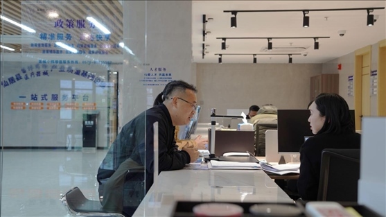 浙江省臺(tái)州市辦事群眾在政務(wù)服務(wù)中心咨詢業(yè)務(wù)辦理相關(guān)問(wèn)題。圖片來(lái)源：人民網(wǎng)浙江頻道