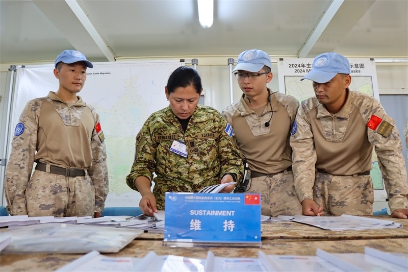 圖2-評估組對分隊軟件進(jìn)行檢查(馬騫攝)