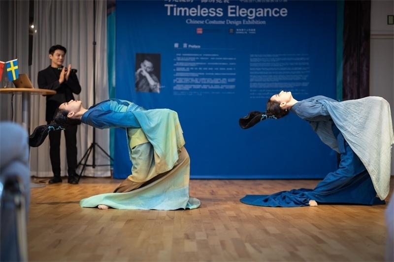 當?shù)厝A人舞社成員表演《只此青綠》。斯德哥爾摩中國文化中心供圖