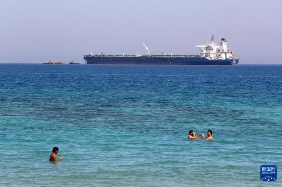 這是10月8日在埃及蘇伊士灣拍攝的行駛中的船只。新華社記者 隋先凱 攝