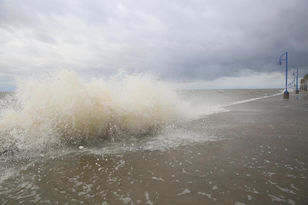 2020年9月15日，受颶風(fēng)“薩莉”影響，美國路易斯安那州新奧爾良的龐恰特雷恩湖巨浪拍岸。新華社發(fā)（魏蘭攝）