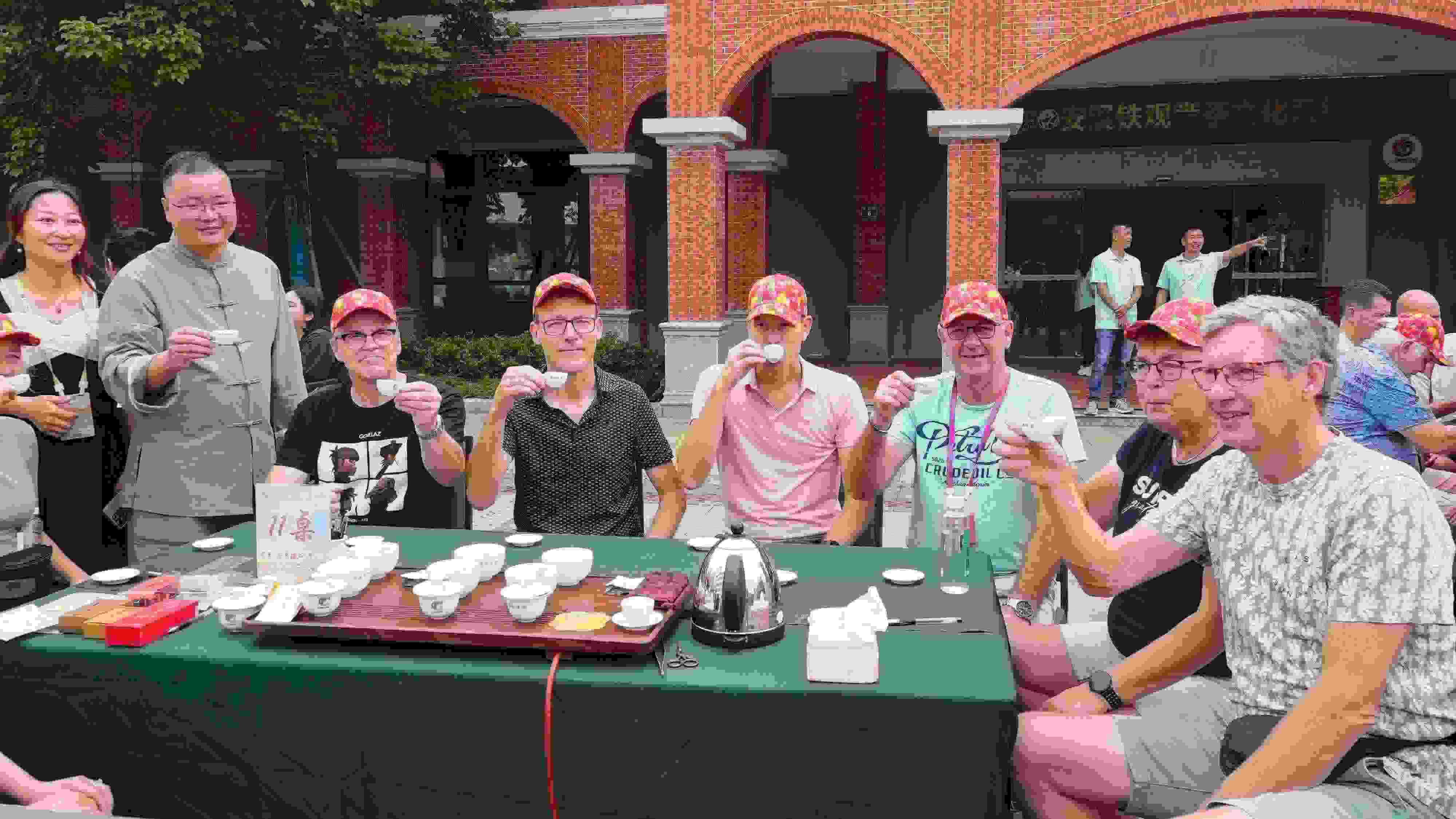 2023年10月4日，福建泉州，外國人品中國茶。