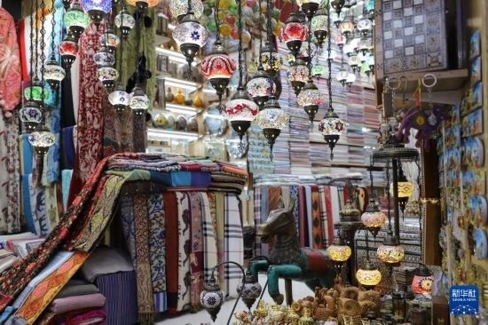 這是10月8日在阿曼首都馬斯喀特的穆特拉市集拍攝的一家店鋪。新華社記者 汪強(qiáng) 攝
