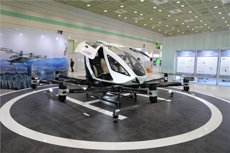 “智慧生活周”博覽會上展出的低空飛行器。人民網(wǎng)記者 莽九晨攝