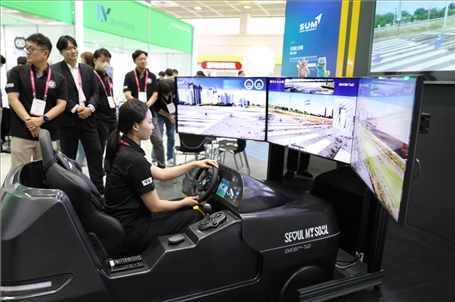 “智慧生活周”博覽會上展示的模擬駕駛系統(tǒng)。人民網(wǎng)記者 莽九晨攝